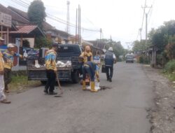 Tingkatkan Keselamatan, UPTD PU Jampangkulon Lakukan Penambalan Jalan