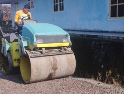 Akses Warga Makin Lancar, Pemdes Pulosari Lakukan Pemeliharaan Jalan Lingkungan