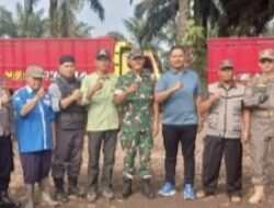 Swadaya Masyarakat Tutup Jalan Berlubang, Pemerintah Diharapkan Segera Turun Tangan