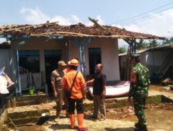 Hari Kedua Pascabencana, Pemdes Sukatani Dan BPBD Bersihkan Puing Rumah dan Pohon Tumbang