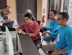 Melek Digital! Pemdes Kabandungan Latih Warga Gunakan Aplikasi Kartu Kuning (AK1)