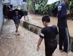 Hujan Deras, Air Solokan Meluap! Rumah Warga di Kadupugur Kalapanunggal Tergenang