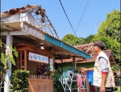 Pemantauan Lapangan Pasca Bencana: Camat Kalapanunggal Bersama Forkopimcam Tinjau Rumah Warga Rusak