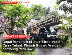 Gagal Menanjak Di Jalan Licin, Mobil Carry Tabrak Pinggir Rumah Warga Di Kampung Pasir Awi
