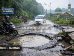 Jalan Berlubang Bak Kolam Ikan, Pengguna Jalan Keluhkan Akses Cirangkong – Kalapanunggal