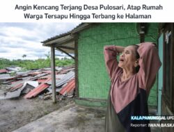 Angin Kencang Terjang Desa Pulosari, Atap Rumah Warga Tersapu Hingga Terbang Ke Halaman