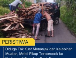 Diduga Tak Kuat Menanjak dan Kelebihan Muatan, Mobil Pikap Terperosok ke Drainase Di Tanjakan Pasir Oa