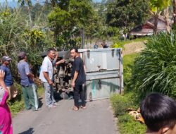 Niat Silaturahmi Berujung Insiden! Mobil Box Terguling Di Tanjakan Pasir Oa, Diduga Terinjak Gas Oleh Anak