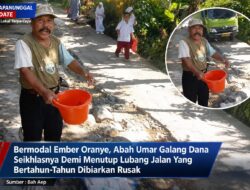 Bermodal Ember Oranye, Abah Umar Galang Dana Seikhlasnya Demi Menutup Lubang Jalan Yang Bertahun-Tahun Dibiarkan Rusak