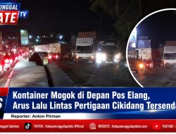 Kontainer Mogok di Depan Pos Elang, Arus Lalu Lintas Pertigaan Cikidang Tersendat