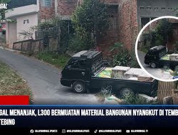 Diduga Gagal Menanjak, L300 Bermuatan Material Bangunan Nyangkut di Tembok Penahan Tebing